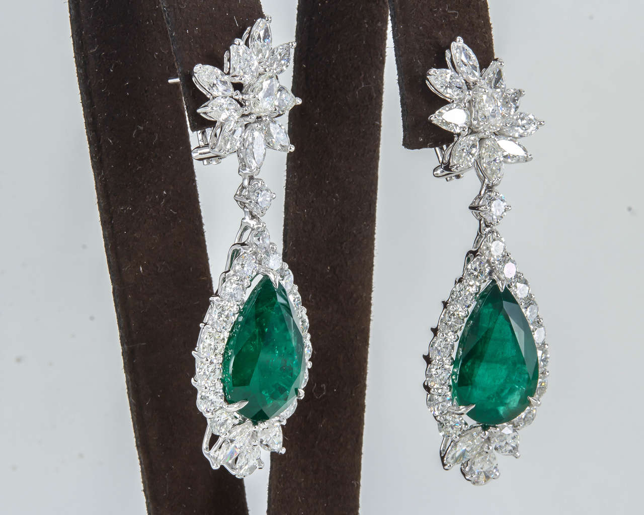 Emerald Diamond Platinum Drop Earrings In New Condition In New York, NY